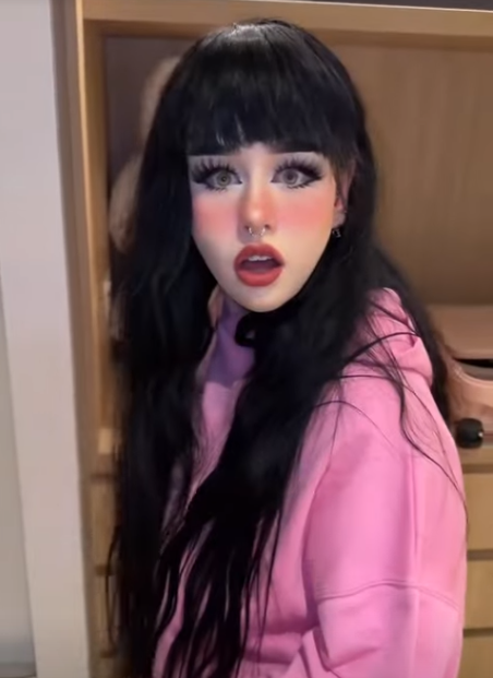 Зарекомендовала себя как одна из самых талантливых и популярных звезд социальных сетей. Зарекомендовала себя как одна из самых талантливых и популярных звезд социальных сетей.