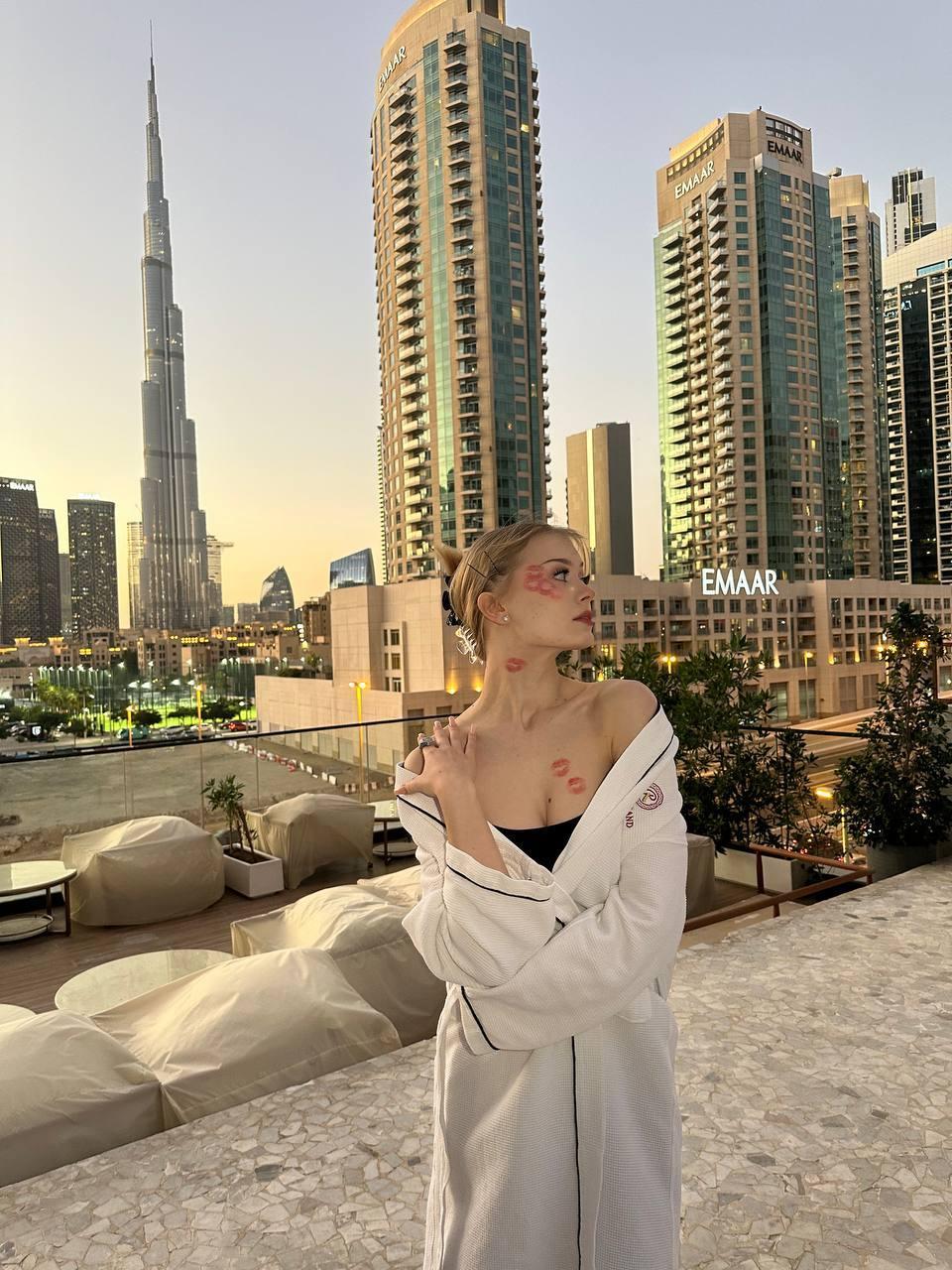 Девушка уже давно стоит на очереди к сливу и вот наконец то мы решили порадовать фанатов годными нюдсами от блогерки. Девушка уже давно стоит на очереди к сливу и вот наконец то мы решили порадовать фанатов годными нюдсами от блогерки.