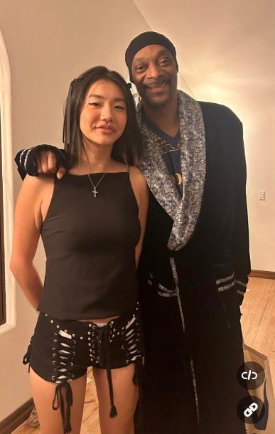 А это та самая нашумевшая фотография, где Cindy Zheng весте со Снуп Доггом. А это та самая нашумевшая фотография, где Cindy Zheng весте со Снуп Доггом.