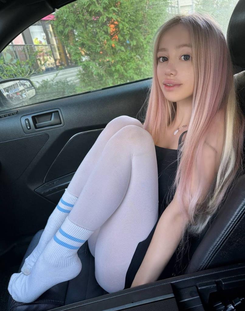 Снимок из машины, LoLiBela в белых чулках. Снимок из машины, LoLiBela в белых чулках.