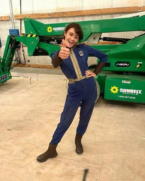 Слитые в сеть кадры с Пернелл со съёмок фильма Фаллоут (Fallout) который должен выйти в 2024 году. Слитые в сеть кадры с Пернелл со съёмок фильма Фаллоут (Fallout) который должен выйти в 2024 году.