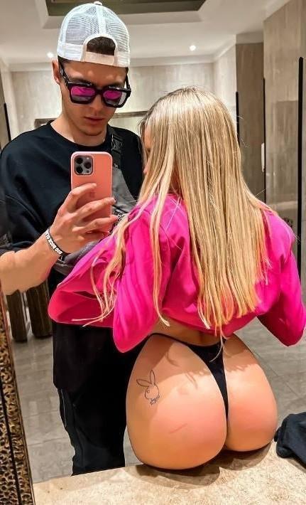 А также своей страсти к моде и красоте. А также своей страсти к моде и красоте.