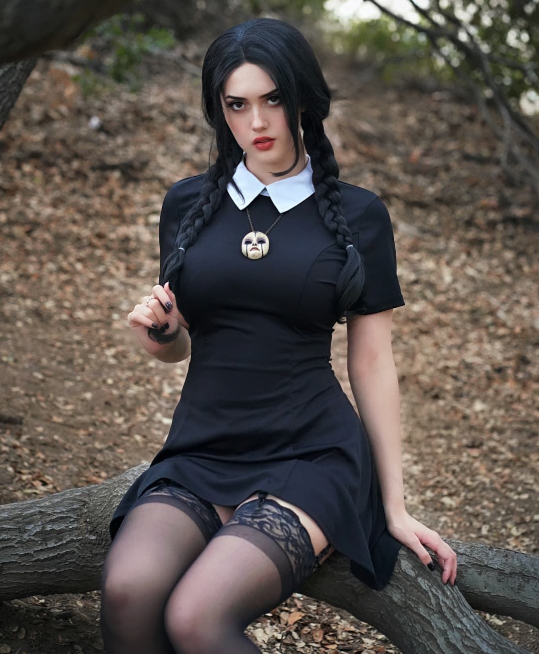 Фото повзрослевшей Уэнсдэй в эротичных чулках - косплей на героиню сериала Дженна Ортега.