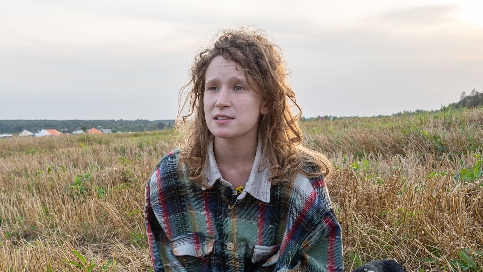 Реальные фотографии Монеточки в поле с растрёпанными волосами, без макияжа и ретуши. Реальные фотографии Монеточки в поле с растрёпанными волосами, без макияжа и ретуши.