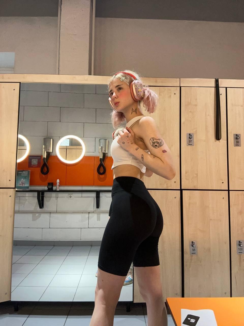 Спортивная блогерша flaffyx в обтягивающих легинсах.