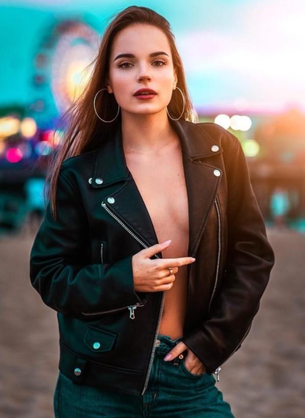 Самые горячие фотографии Саши Спилберг. Самые горячие фотографии Саши Спилберг.