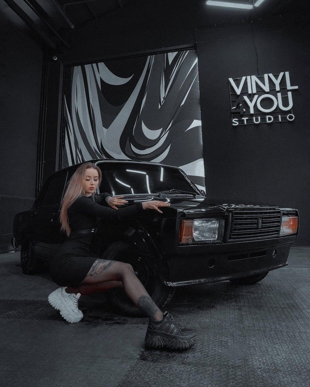 Свои первые ролики в «ТикТоке» она выложила в конце 2020.