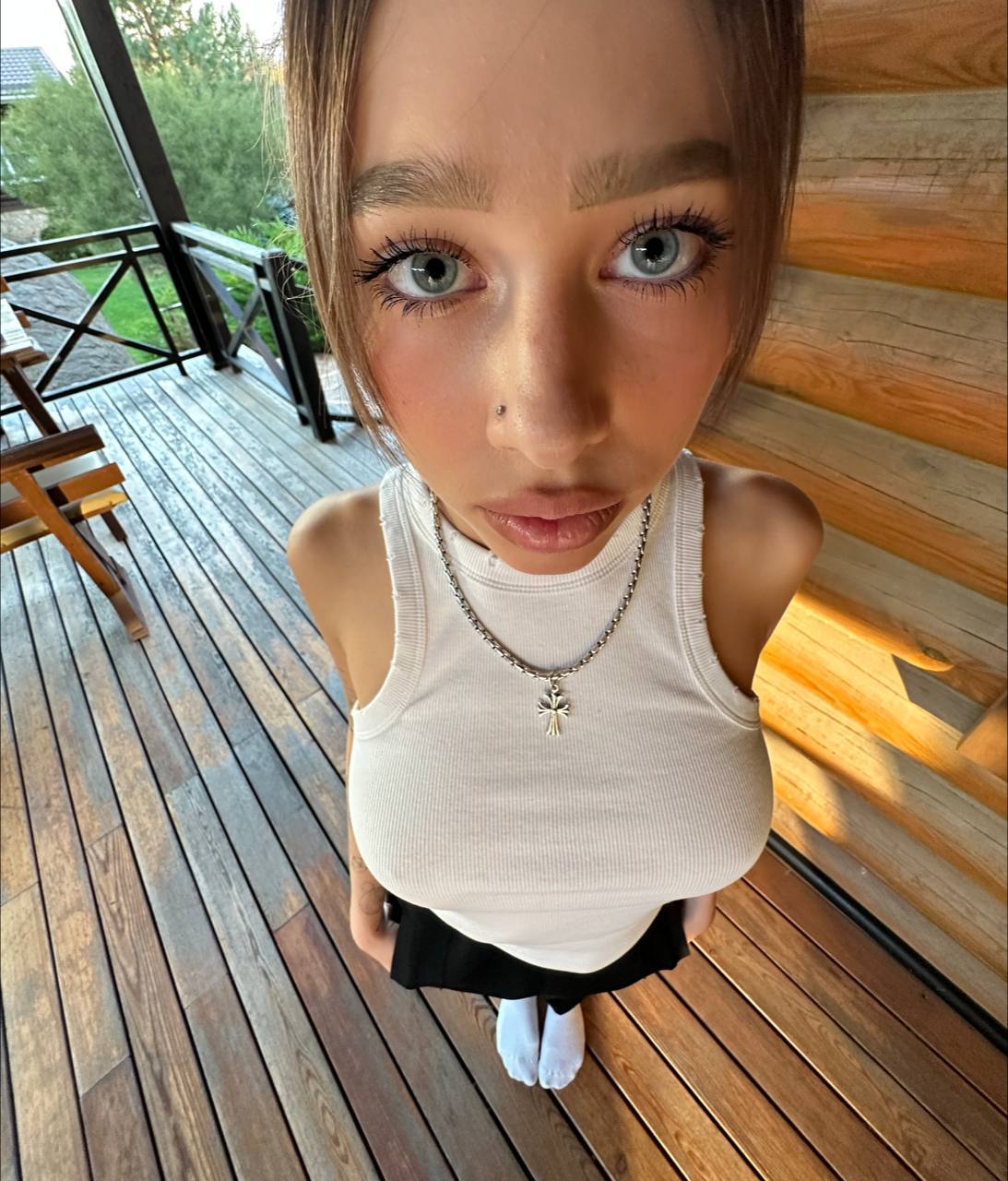 Угарный снимок зелёно-голубых глаз и груди, крупным планом от Татисайз.