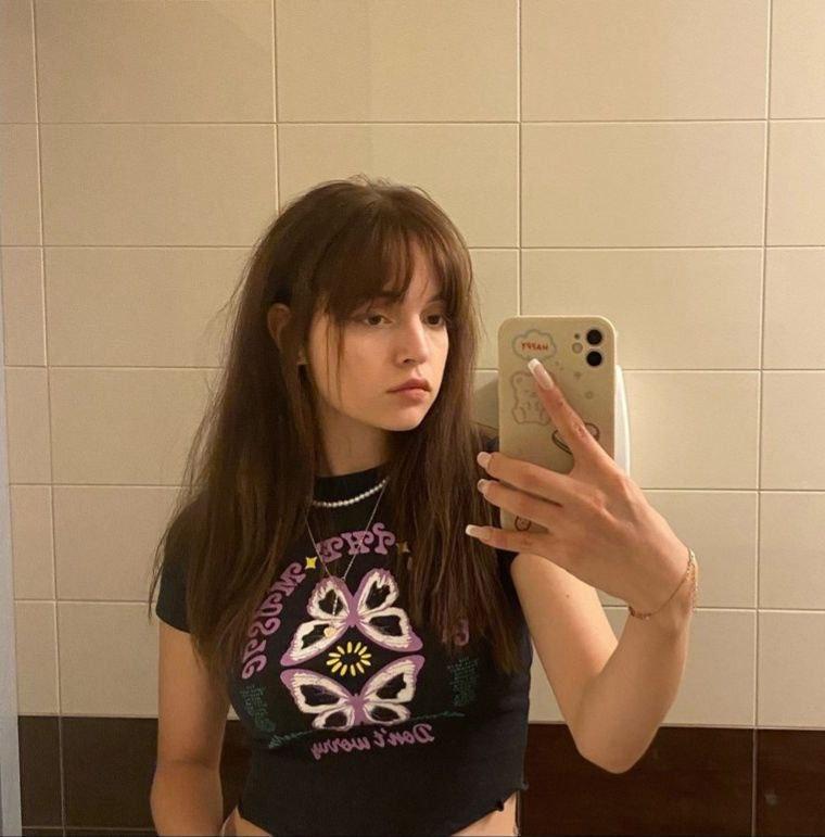 Селфи на фоне плитки. Селфи на фоне плитки.