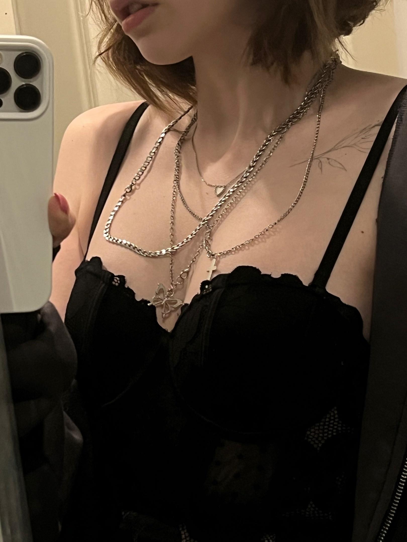 Ещё один снимок с pupka anupka на котором она показала подписчикам свою грудь, крупным планом.