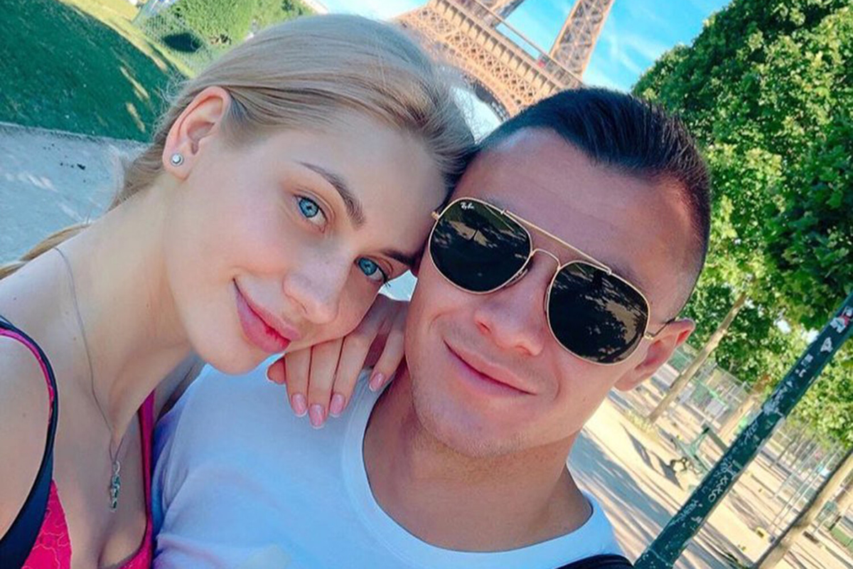Милое селфи из Парижа Александр и Анна Зубковы на фоне Эйфелевой башни. Милое селфи из Парижа Александр и Анна Зубковы на фоне Эйфелевой башни.