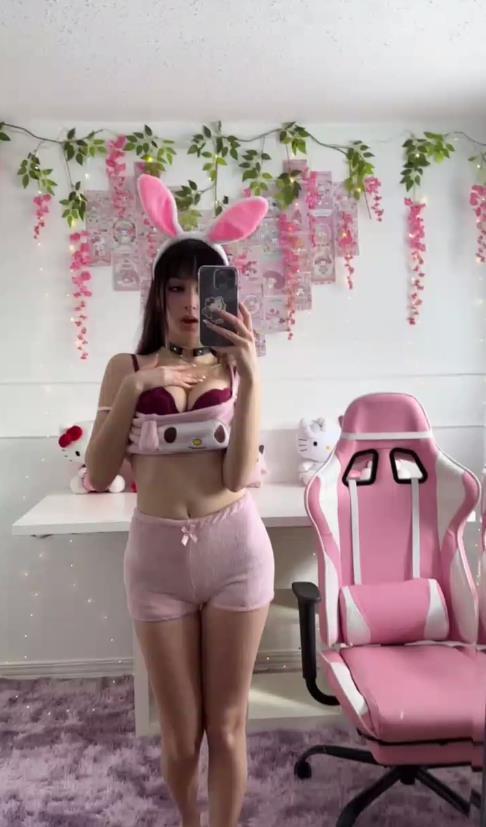 Селфи в стиле розового зайчика. Селфи в стиле розового зайчика.