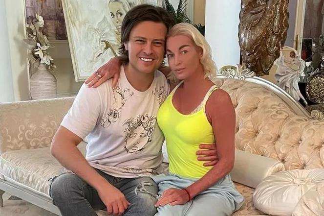 Романтический снимок Прохора и Насти в домашней, но богемской обстановке.