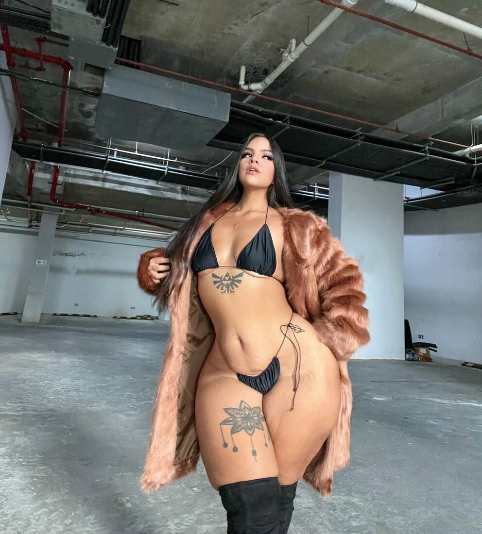 Откровенная фотка с Грей Бон в шубе и чёрном мини-бикини.
