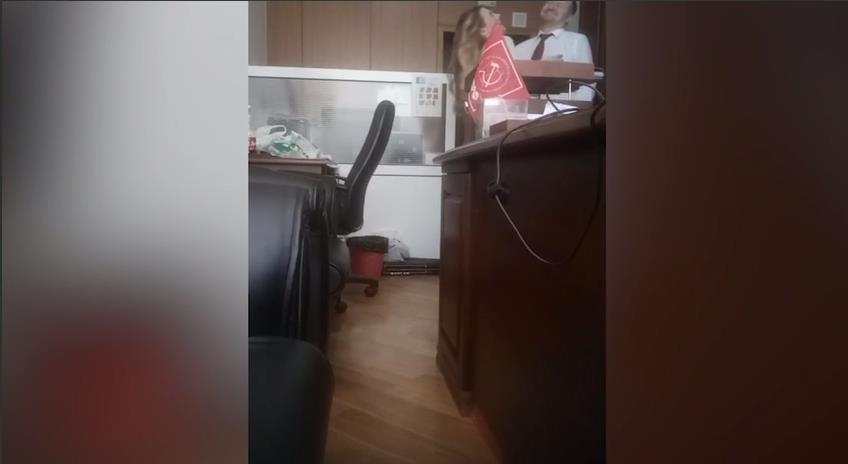 Кадр из видео с радостной эскортницей Дианой и депутатом КПРФ Денисом Парфёновым в его кабинете в госдуме. Кадр из видео с радостной эскортницей Дианой и депутатом КПРФ Денисом Парфёновым в его кабинете в госдуме.