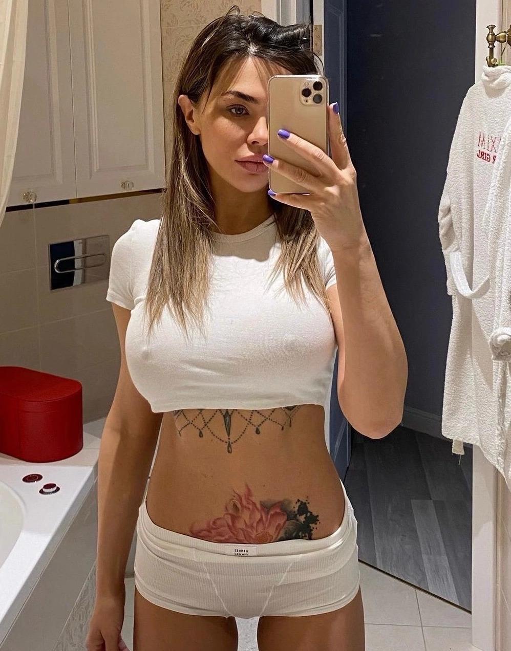 Селфи в белом коротком топе и трусиках.