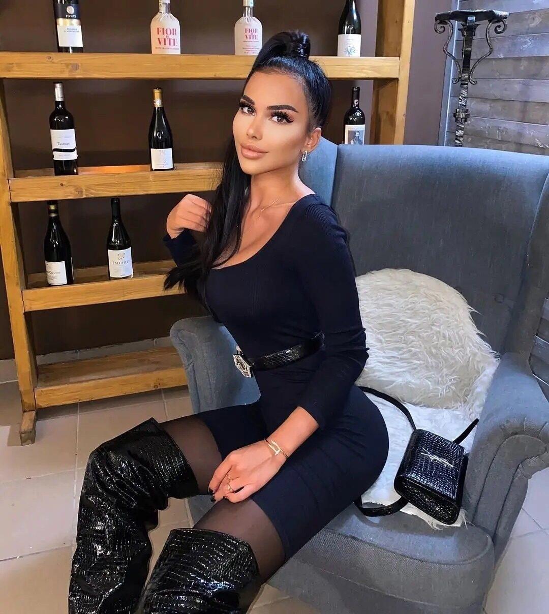 Ещё один снимок с Diana Bako в чёрных чулках и обтягивающем платье.