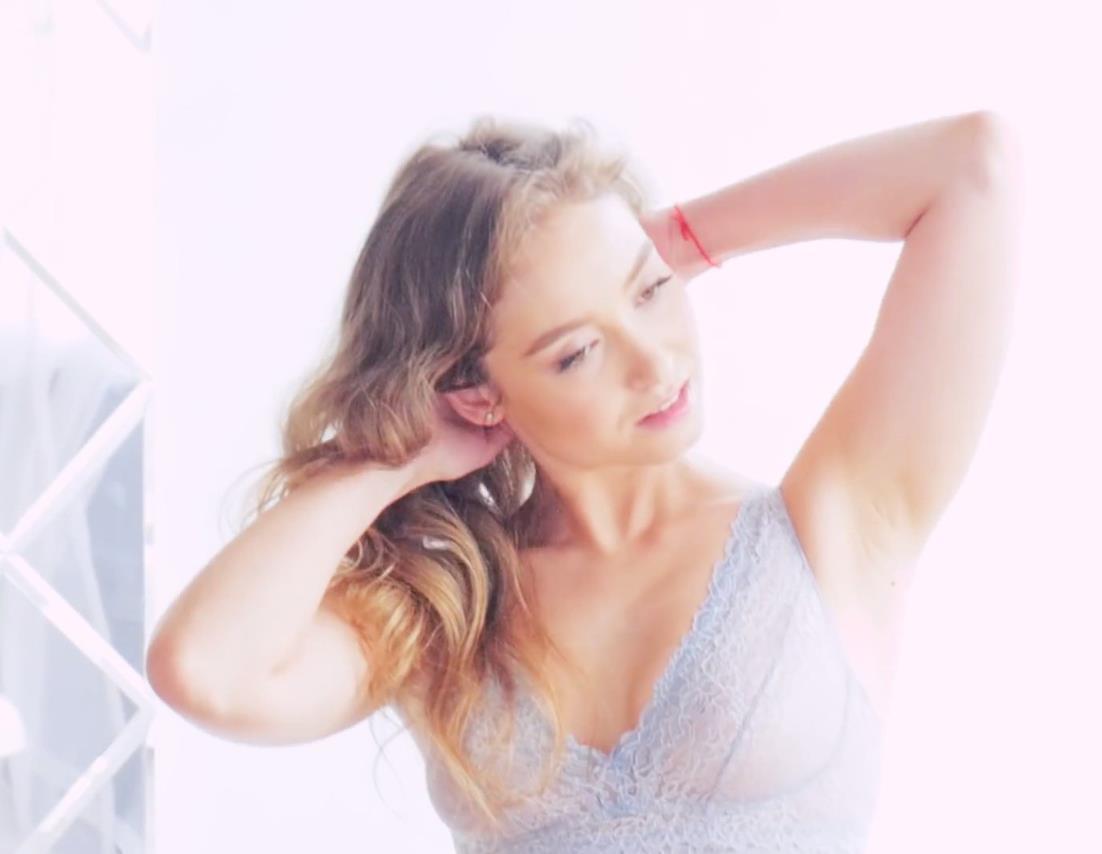 Юлия Маргулис в интимном пеньюаре.