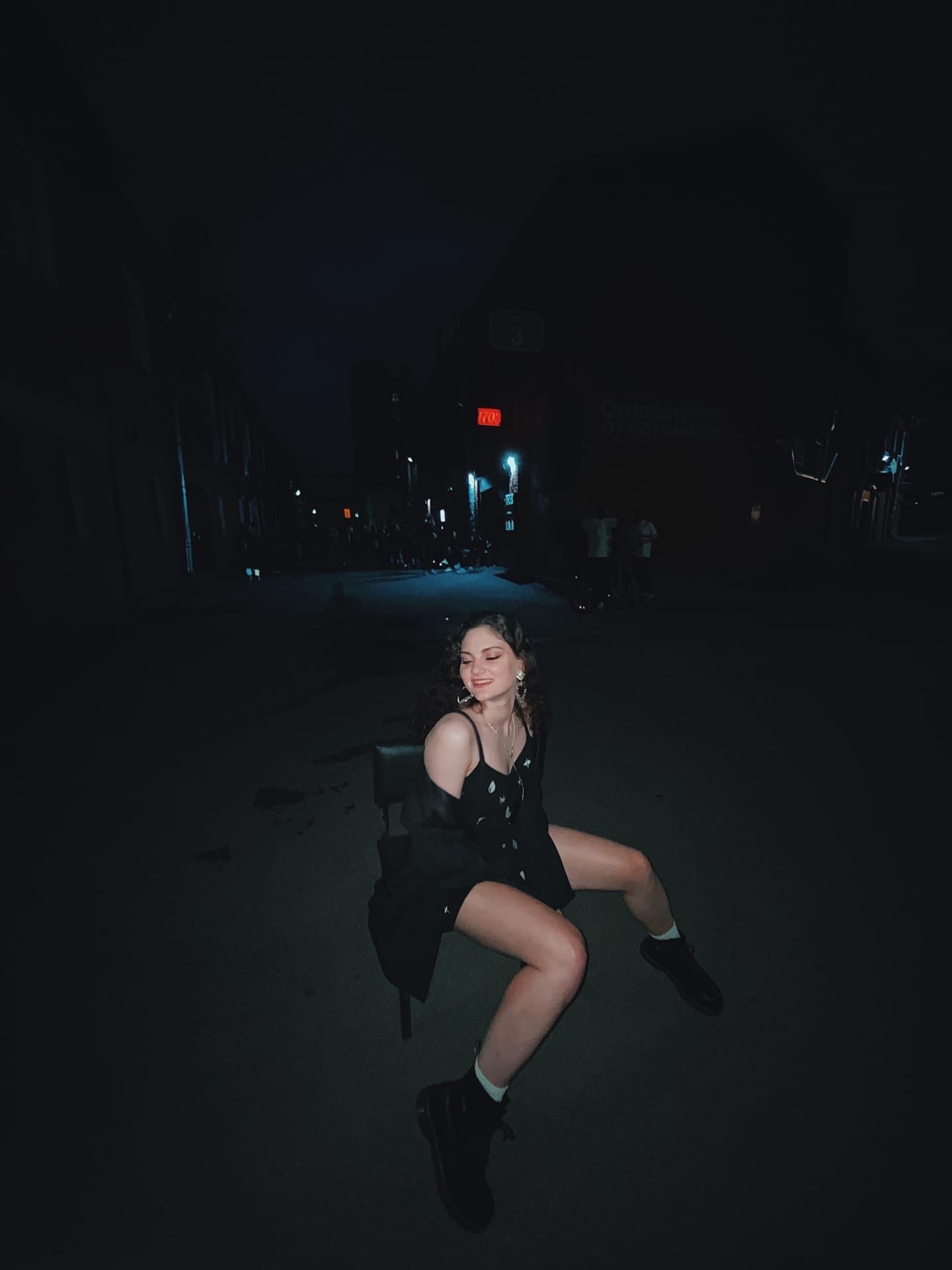 Фото ночью на стуле по среди города. Фото ночью на стуле по среди города.