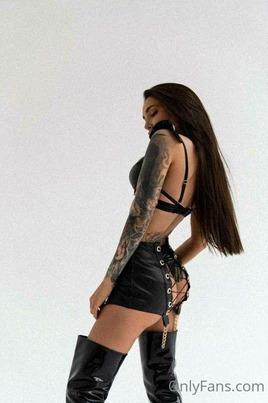 Девушка соответствует всем критериям моды и слив заинтересовал многих эстетов жанра.