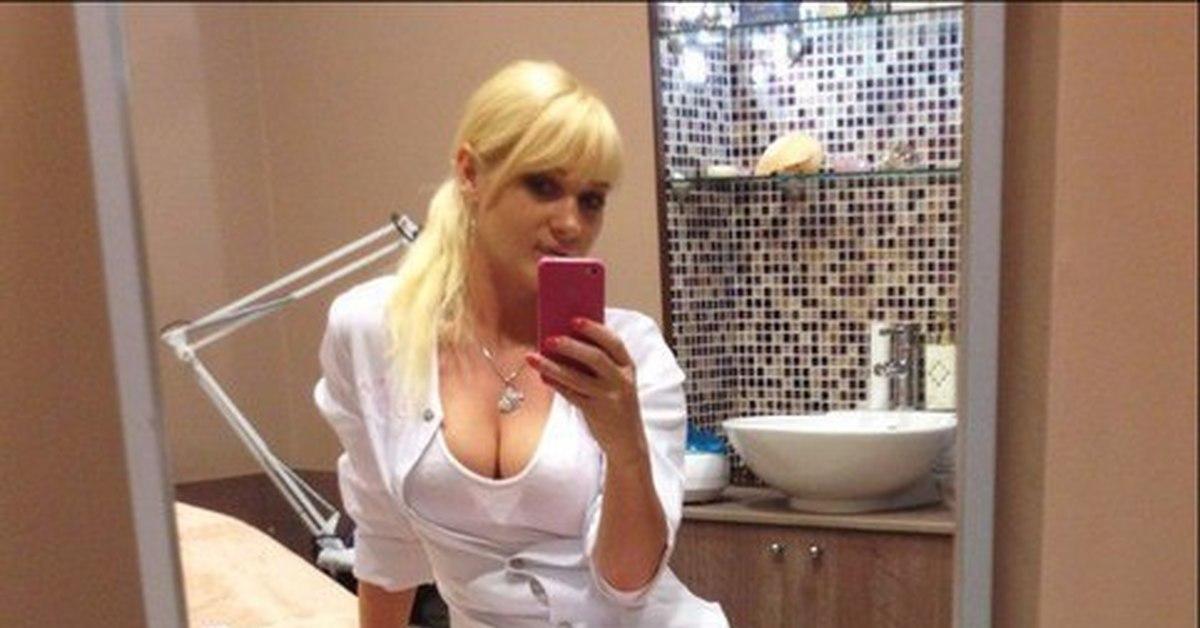 Селфи блондинок медсестер, Медсестра селфи переодевается, Интимное селфи блондинке в больнице на работе.