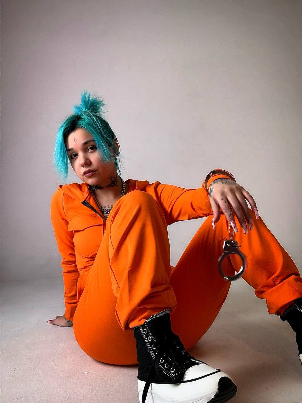 Яркий снимок канима в оранжевой робе заключённого. Яркий снимок канима в оранжевой робе заключённого.