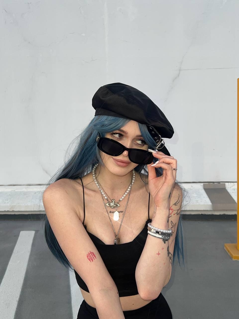 Гламурные и забавные кадры с голубыми волосами, в берете и очках. Гламурные и забавные кадры с голубыми волосами, в берете и очках.