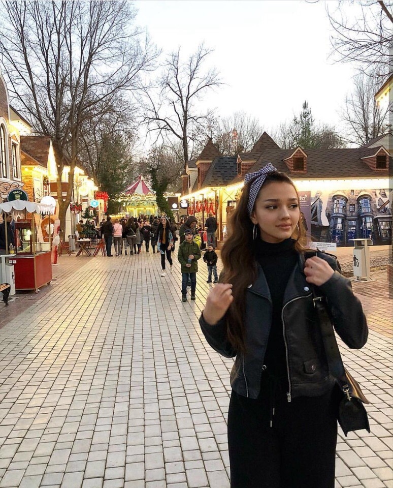 Узбекская модель Nargiss Fiami гуляет по европейскому городку. Узбекская модель Nargiss Fiami гуляет по европейскому городку.