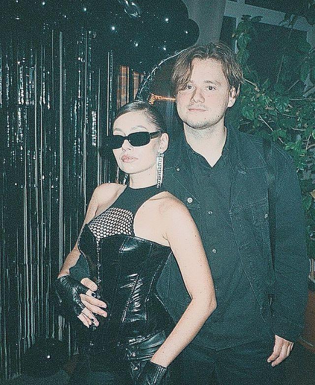 Ещё одby совместный снимок Эксайл и Каролина в чёрных очках, кожаных штанах и откровенном латексном корсете. Ещё одby совместный снимок Эксайл и Каролина в чёрных очках, кожаных штанах и откровенном латексном корсете.