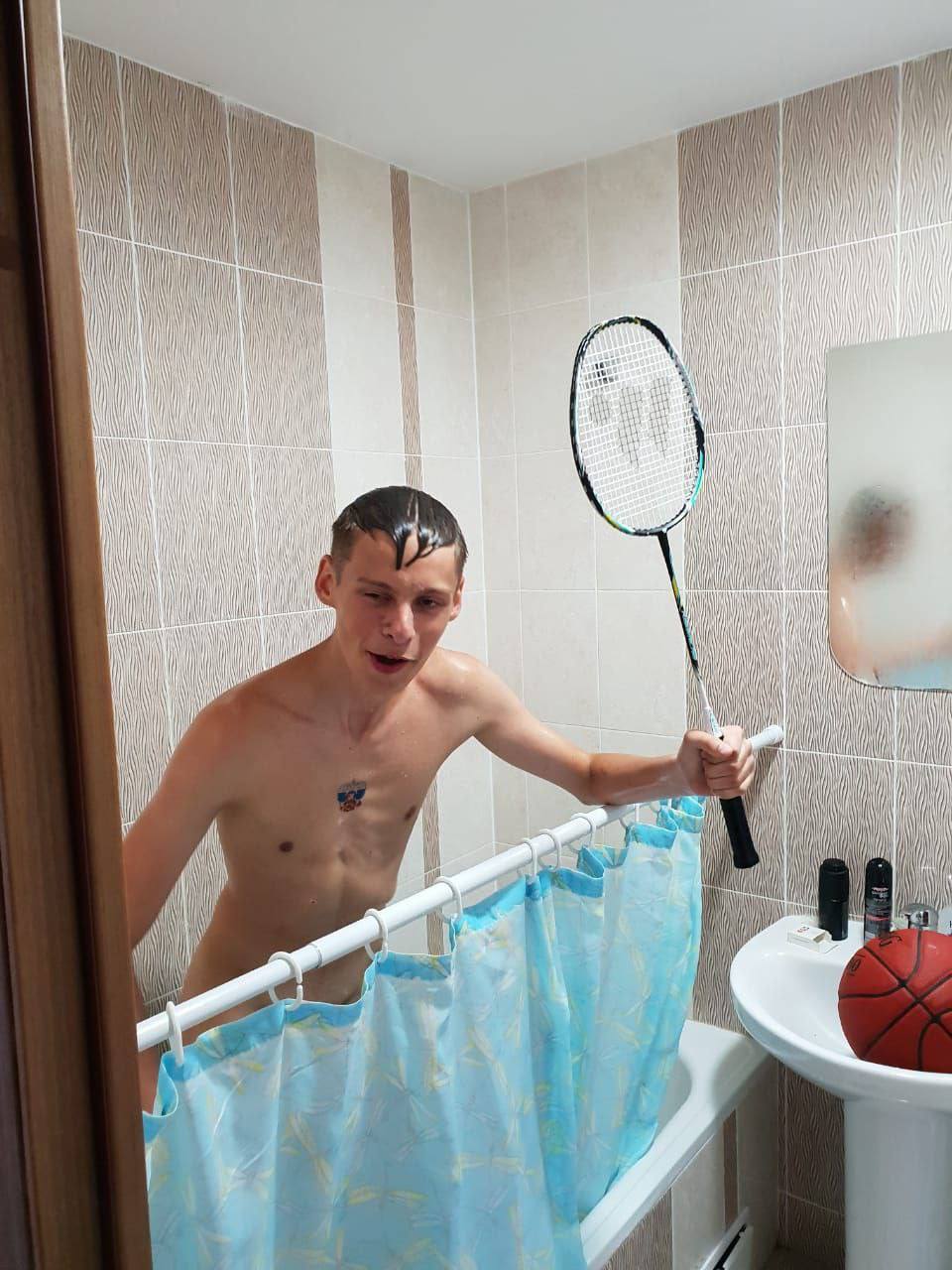 Самое скандальное фото с "Максимом 2003" слитое в сеть, где он голый, за шторкой стоит в ванной, с ракеткой для бадминтона Самое скандальное фото с "Максимом 2003" слитое в сеть, где он голый, за шторкой стоит в ванной, с ракеткой для бадминтона