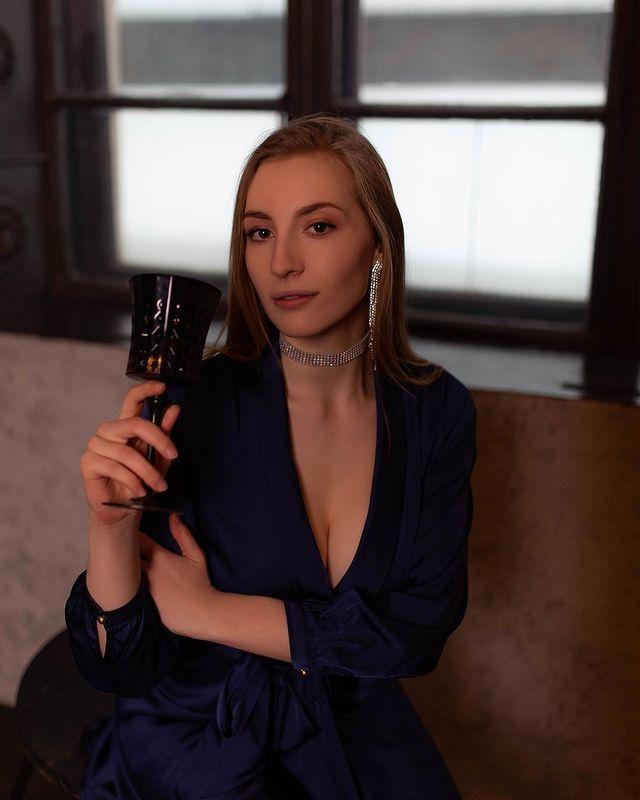 Стильный снимок в платье и с бокалом вина.