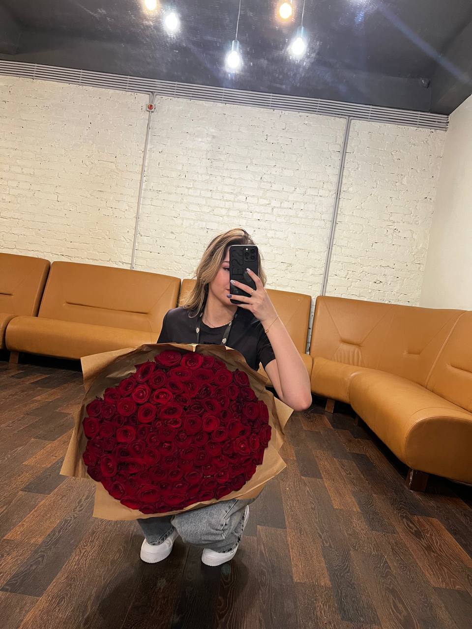 Радостное селфи Евы с огромным букетом красных роз.