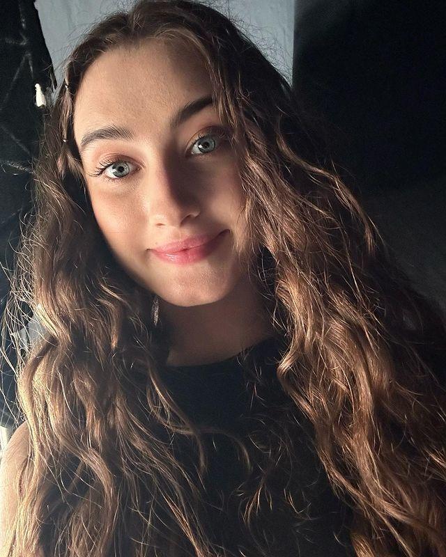 Очаровательная юмористка Динара с потрясающими глазами. Очаровательная юмористка Динара с потрясающими глазами.