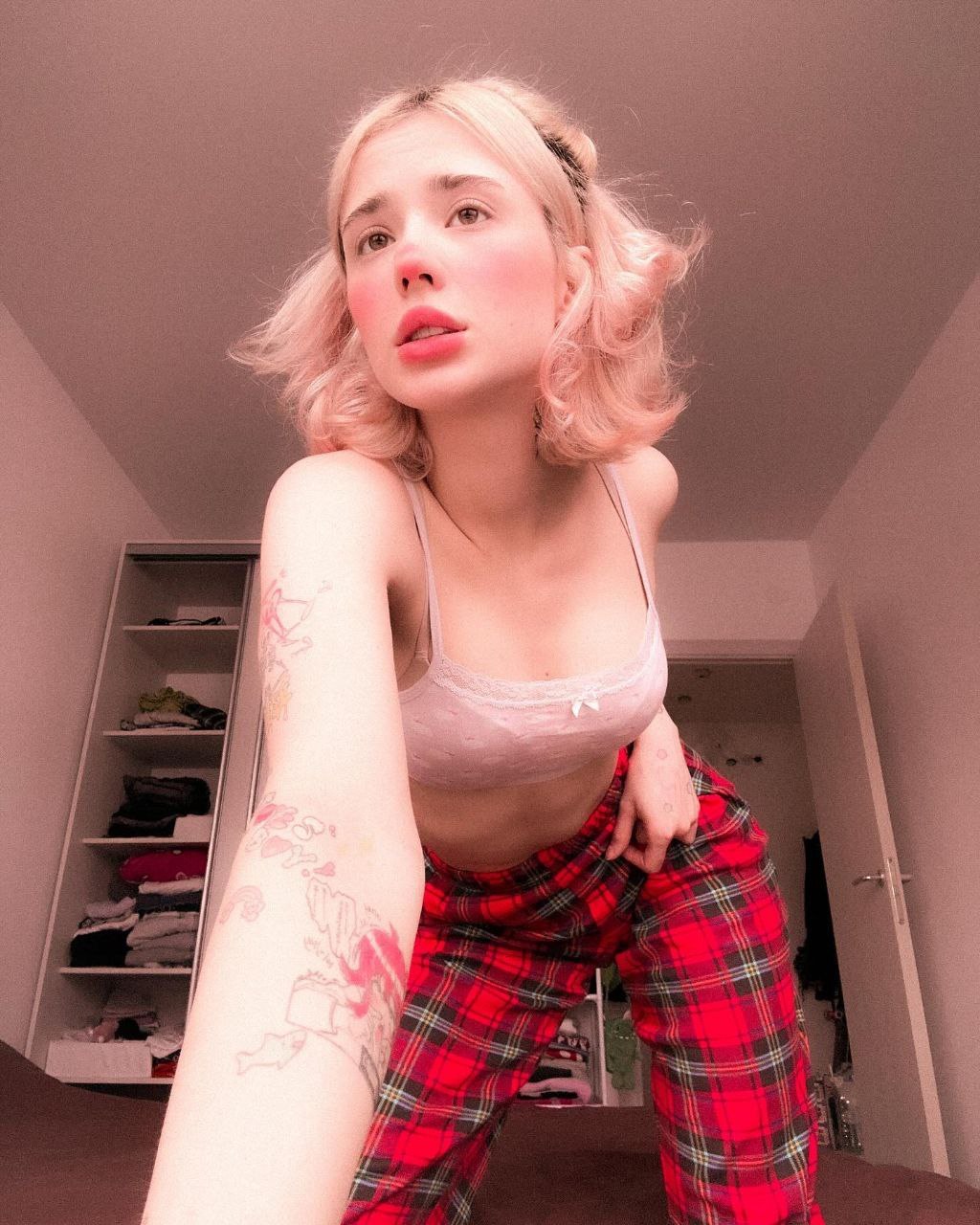 Фотка на которой flaffyx в красных штанах в клетку и розовом лифчике.