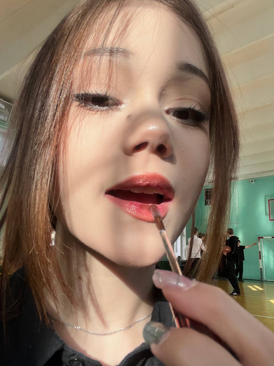 Ангелина решила сделать селфи во время покраски губ. Ангелина решила сделать селфи во время покраски губ.