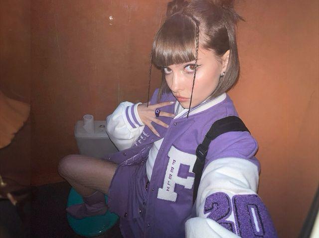 Забавное селфи, которое делала Рита в туалете в футбольном костюме и чулках в сетку. Забавное селфи, которое делала Рита в туалете в футбольном костюме и чулках в сетку.