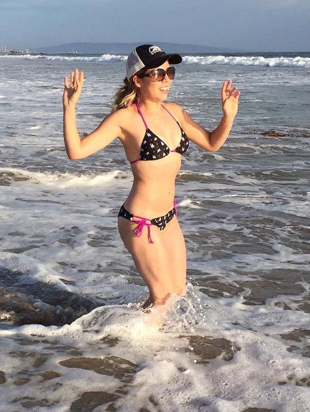 На пляже в купальнике. На пляже в купальнике.