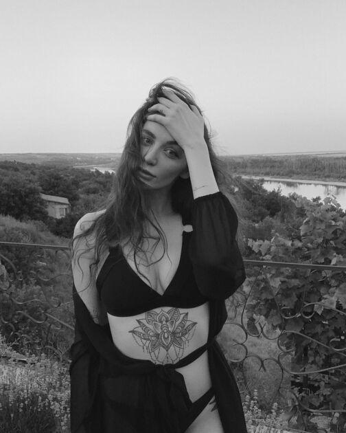 Юлия Ляшева – это ростовчанка модного типа, стримерского вида, старших уважает, в спортзале отжигает, за базар отвечает. Юлия Ляшева – это ростовчанка модного типа, стримерского вида, старших уважает, в спортзале отжигает, за базар отвечает.