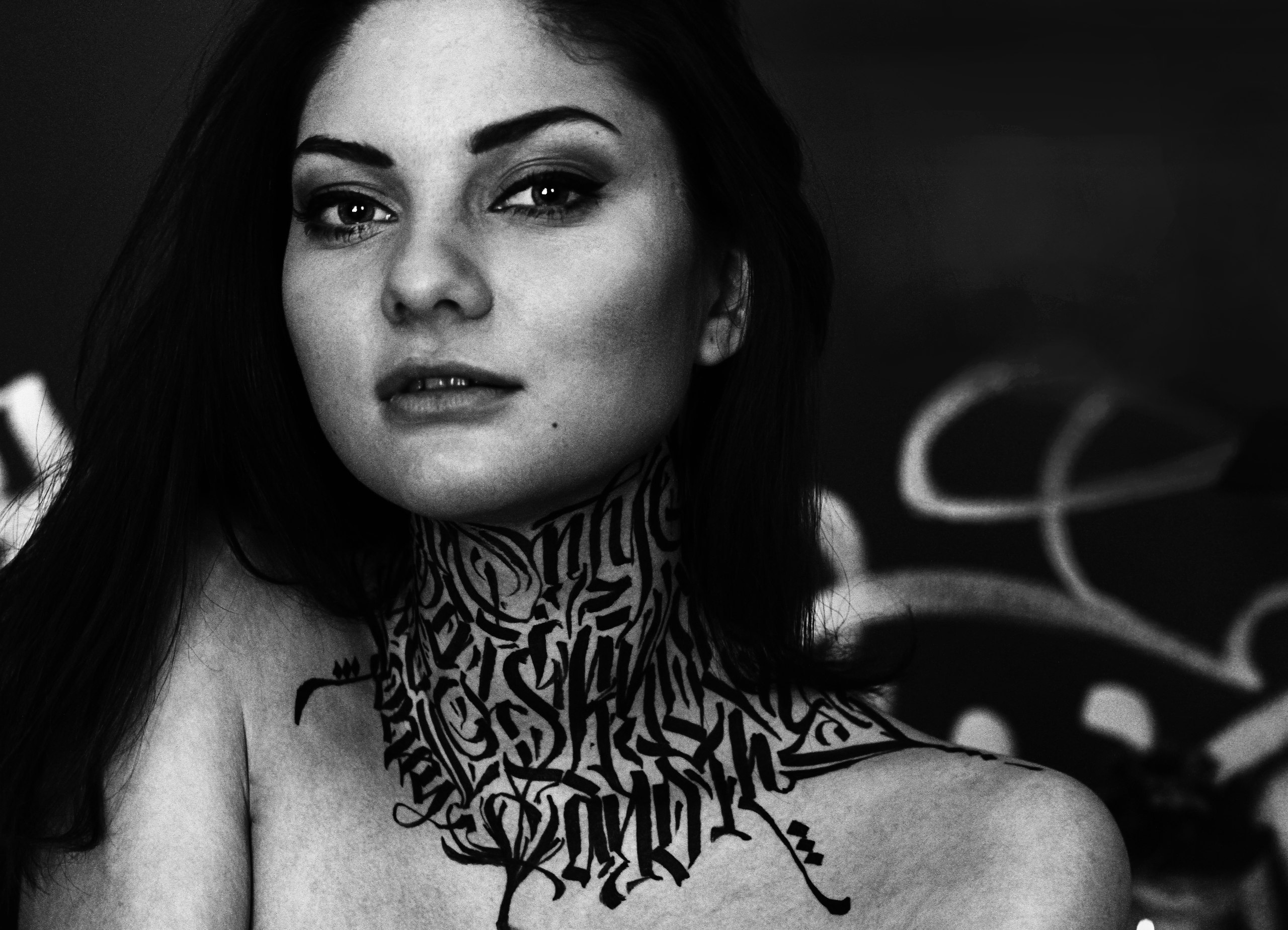Чёрно белое фото Зарыковской с тату на шее. Чёрно белое фото Зарыковской с тату на шее.