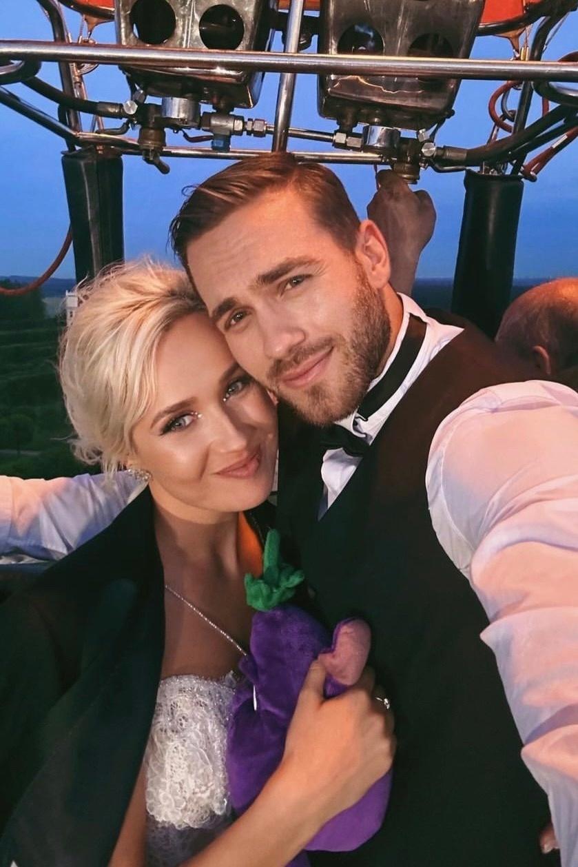 27-летняя Клава Кока (Клавдия Высокова), певица, назвала Александра Поверина своим женихом из трех остальных претендентов. Она не смогла скрыть своих эмоций, когда передала Александру Поверину свое решение. 27-летняя Клава Кока (Клавдия Высокова), певица, назвала Александра Поверина своим женихом из трех остальных претендентов. Она не смогла скрыть своих эмоций, когда передала Александру Поверину свое решение.