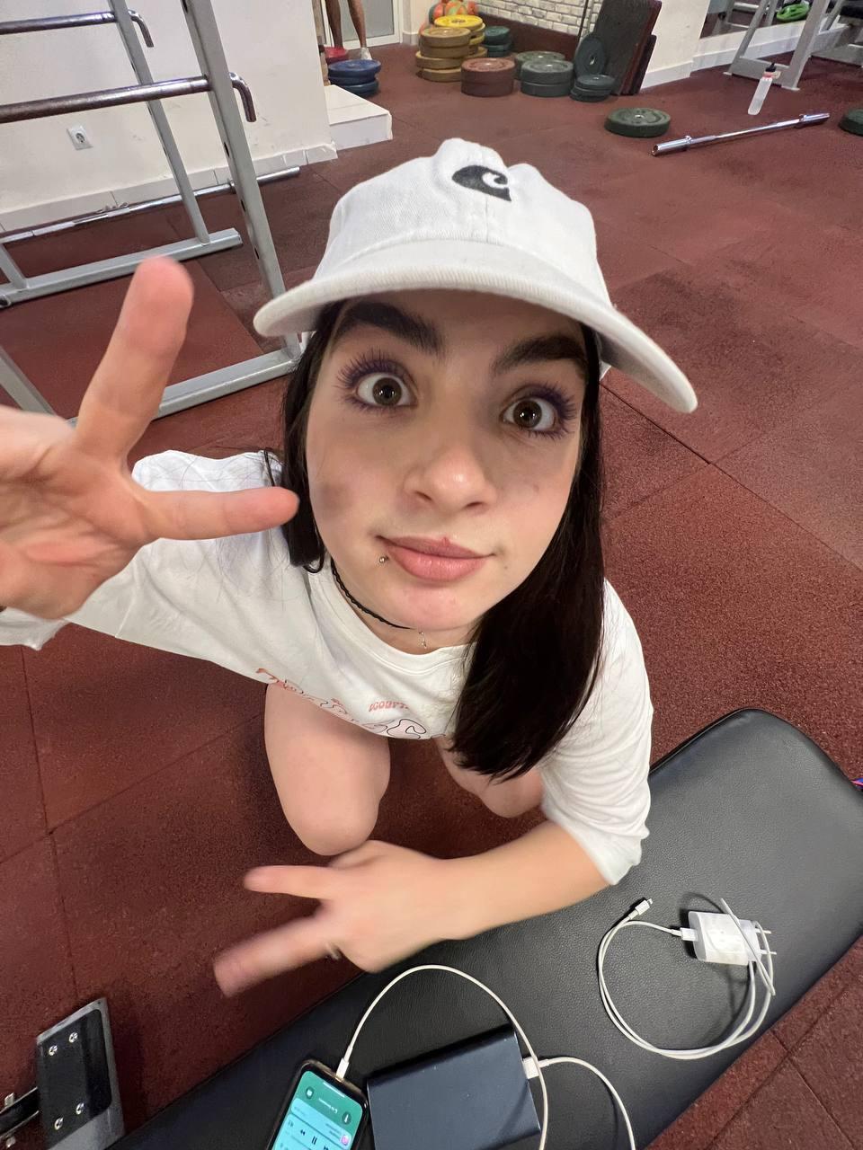 Смешное селфи в шапке.