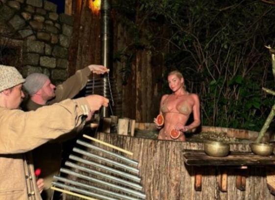 Волочкова позирует с фруктами, стоя в купальнике в фито бочке.