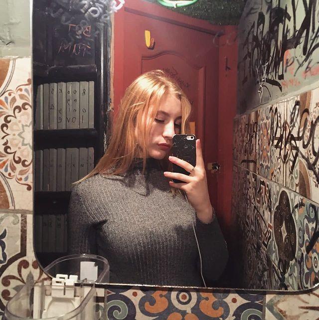 Старое домашнее селфи у зеркала в кофте.