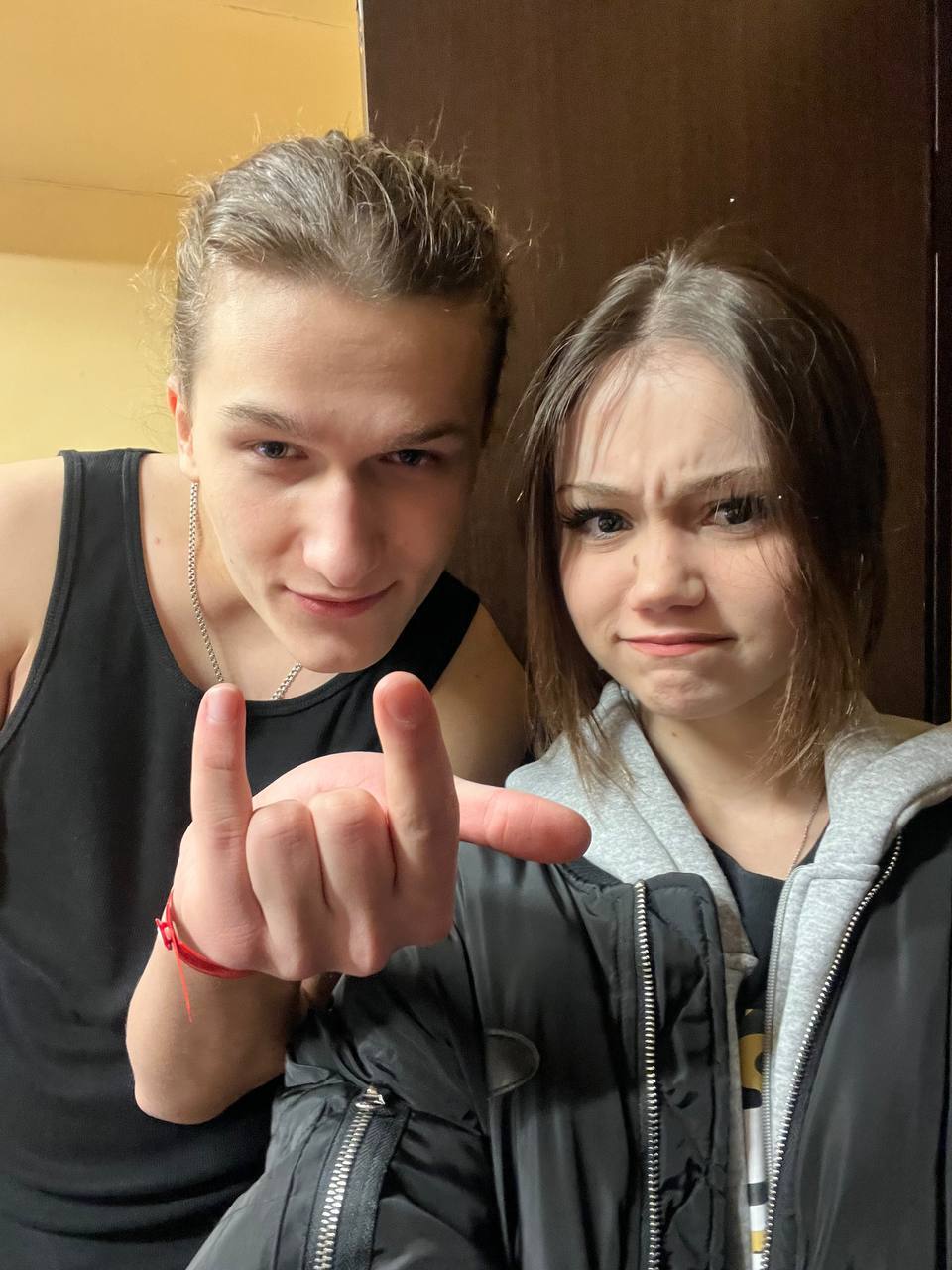Совместное фото с парнем рокером. Совместное фото с парнем рокером.