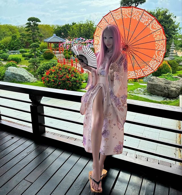 Необычный косплей снимок LoLiBela в костюме Японской гейши. Необычный косплей снимок LoLiBela в костюме Японской гейши.