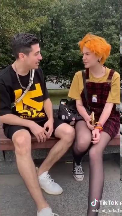 Снимок с тик ток канала, на летней фотке парень и Оля "Тыква" в кедах, коротком платье и чёрных чулках. Снимок с тик ток канала, на летней фотке парень и Оля "Тыква" в кедах, коротком платье и чёрных чулках.