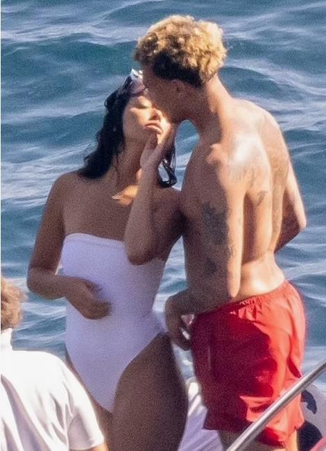 Ещё один снимок Синди и Дели Алли с отдыха в купальниках, который слили в сеть. Ещё один снимок Синди и Дели Алли с отдыха в купальниках, который слили в сеть.