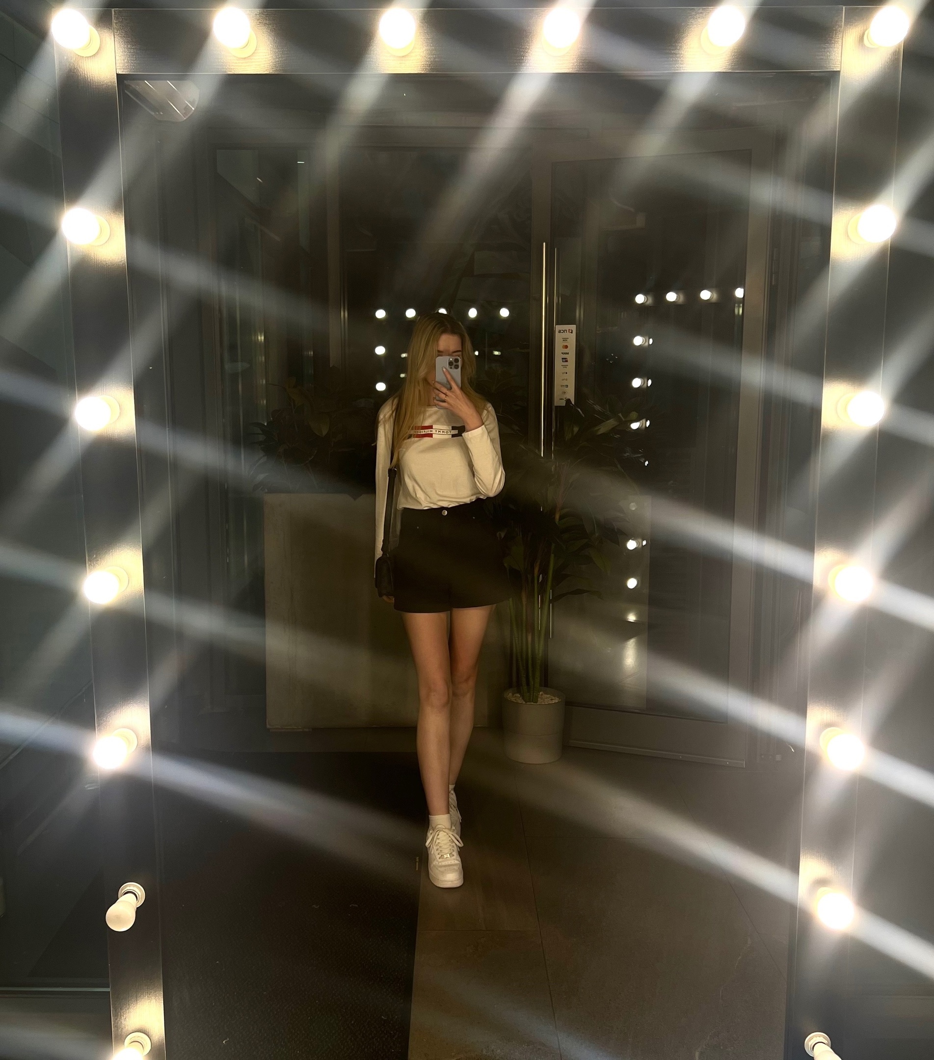 Ослепительное селфи Евы у зеркала в чёрных мини шортах с оголёнными ногами.