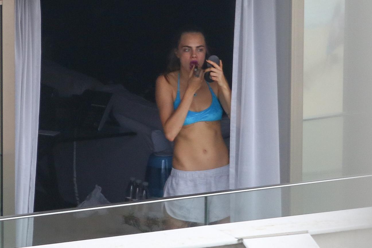 Более 30 эротических снимков с голой Карой&nbsp;Делевинь.