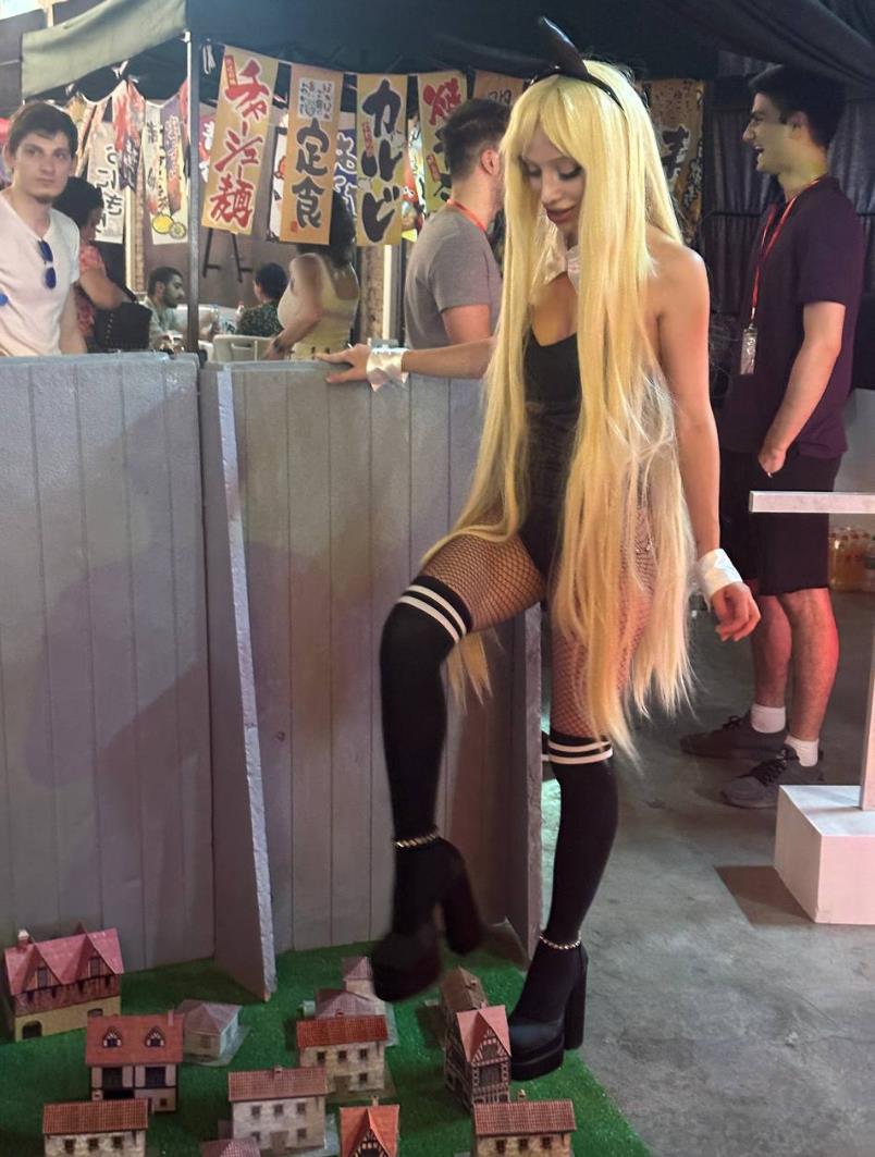 Косплей фотка LoLiBela в чёрном откровенном наряде с ушками зайки. Косплей фотка LoLiBela в чёрном откровенном наряде с ушками зайки.